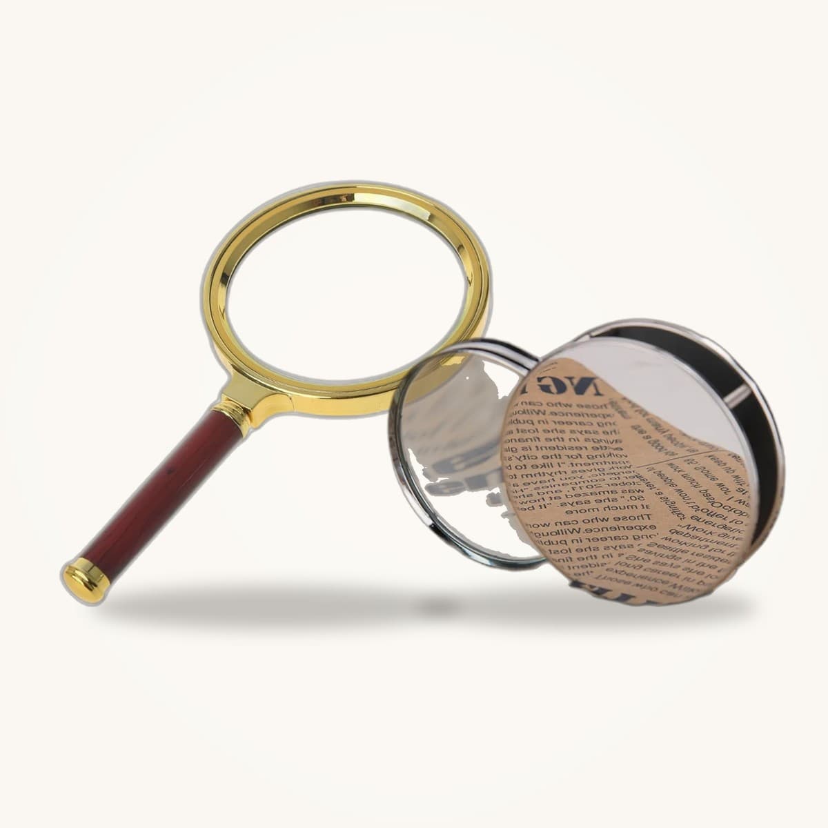 Loupe de lecture classique et loupe pliante de poche Aides Autonomie présentées sur fond studio crème