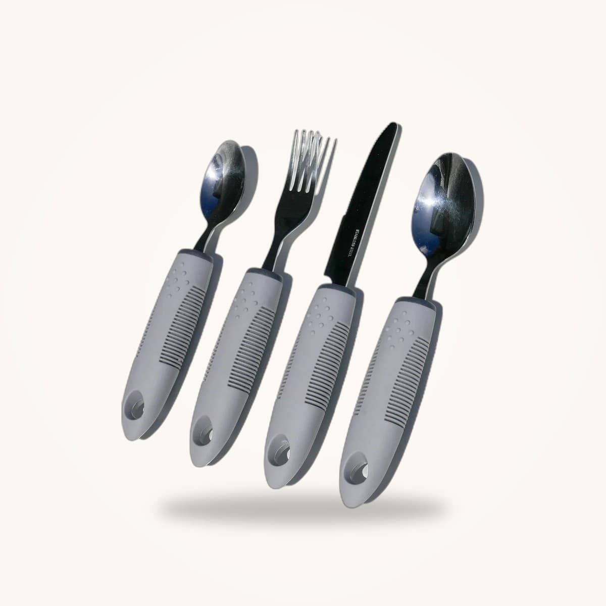 Set de 4 couverts ergonomiques aux manches épais texturés, posés sur une table