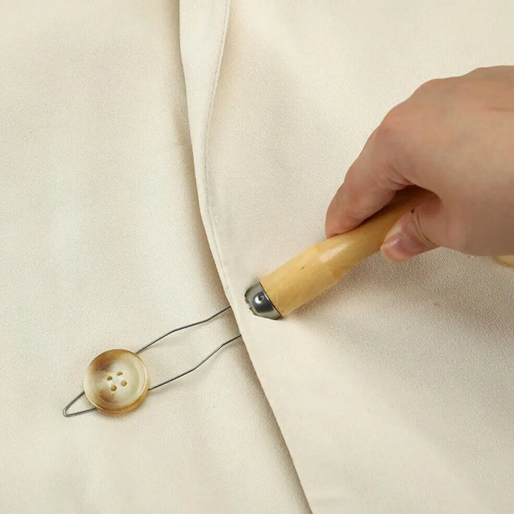 Enfile-boutons avec boucle en fil métallique et crochet tire-fermeture, posé sur une chemise