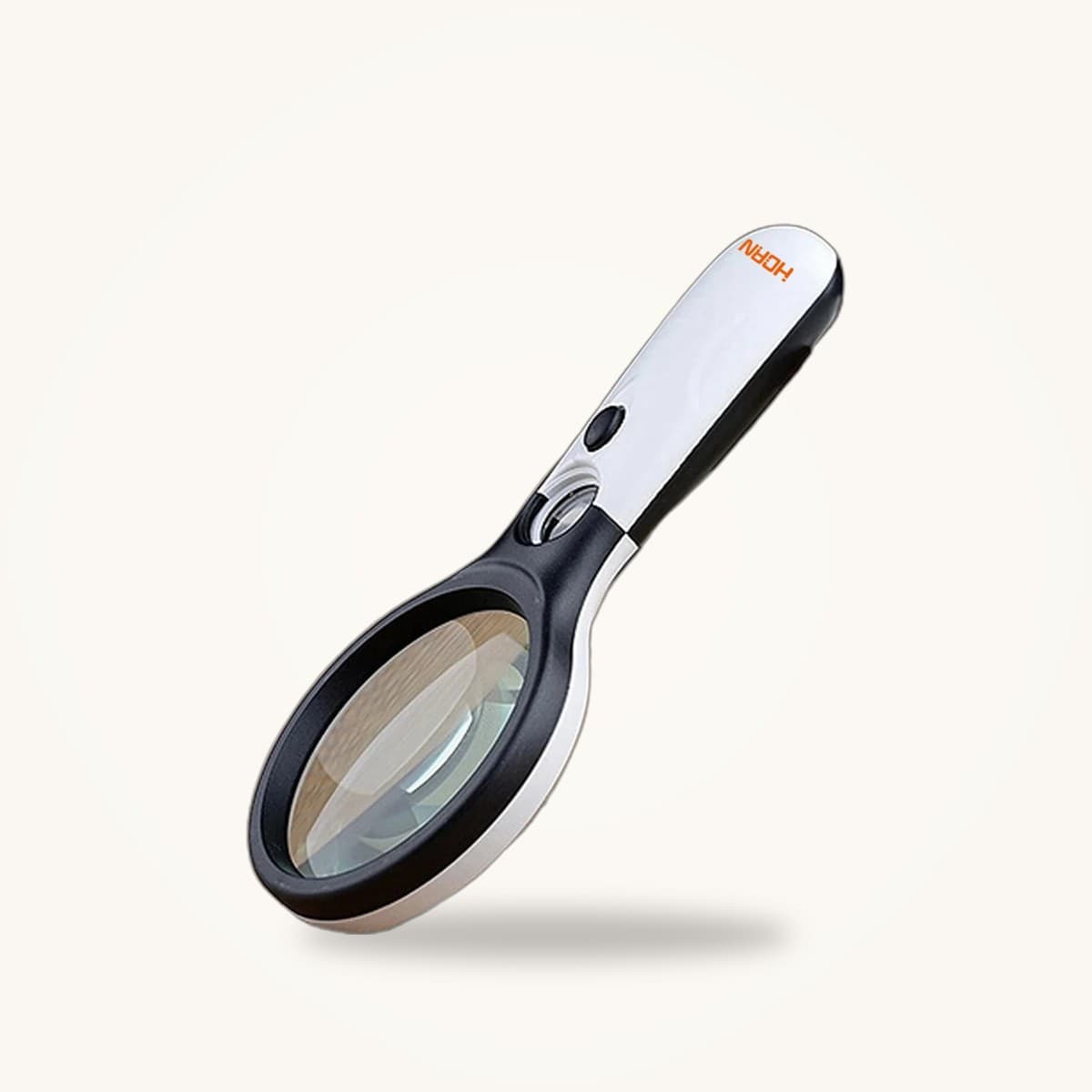 Loupe de lecture avec éclairage LED intégré, manche large tenu en main, lumière allumée