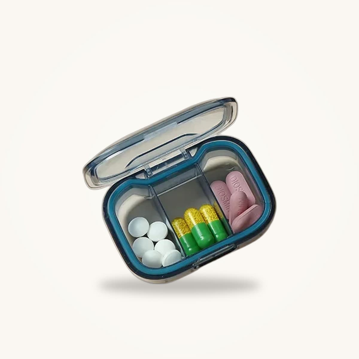 Pilulier journalier compact avec couvercle articulé et fermeture à clip, posé fermé